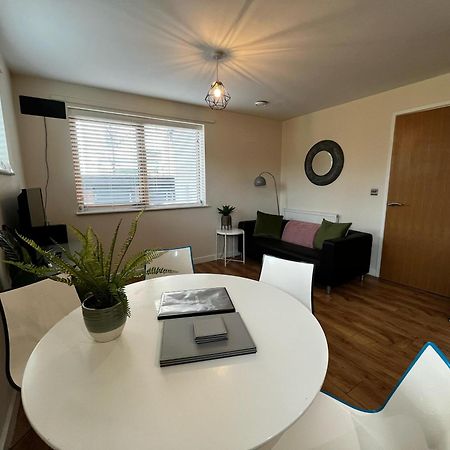 Three Bedroom Townhouse With Parking เทลฟอร์ด ภายนอก รูปภาพ