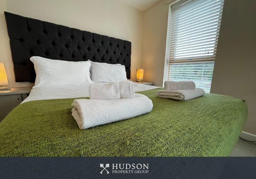 Three Bedroom Townhouse With Parking เทลฟอร์ด ภายนอก รูปภาพ