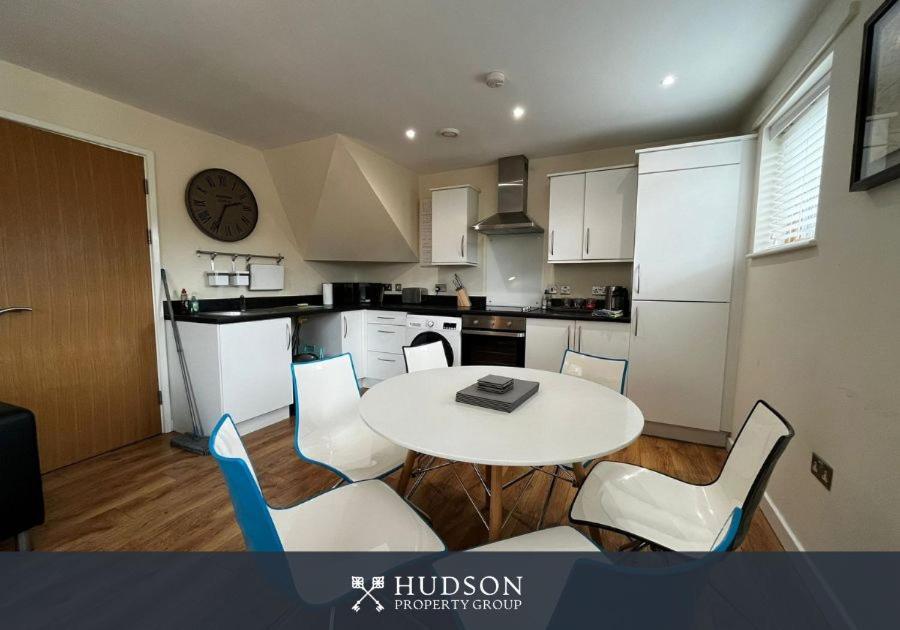 Three Bedroom Townhouse With Parking เทลฟอร์ด ภายนอก รูปภาพ