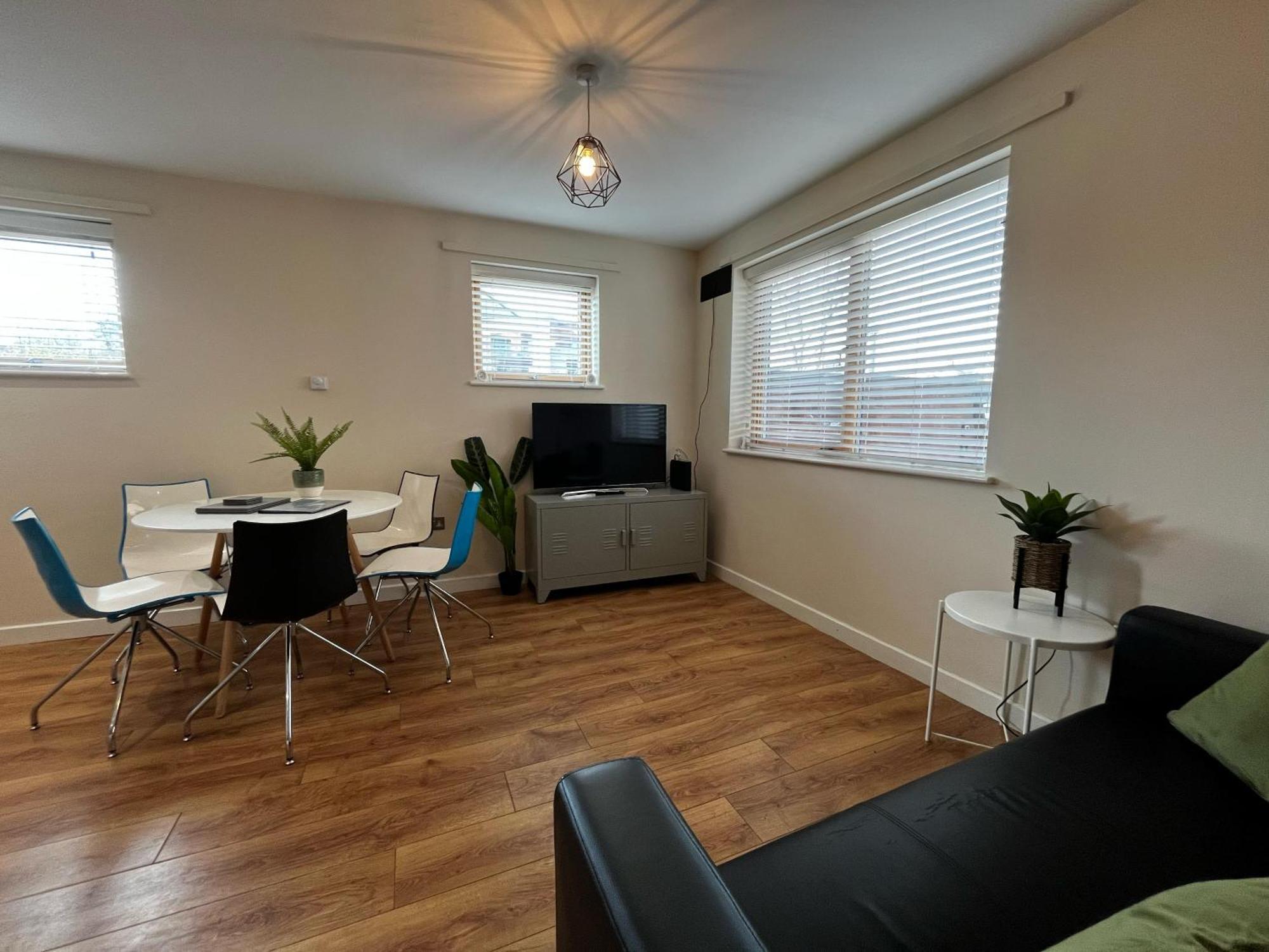 Three Bedroom Townhouse With Parking เทลฟอร์ด ภายนอก รูปภาพ