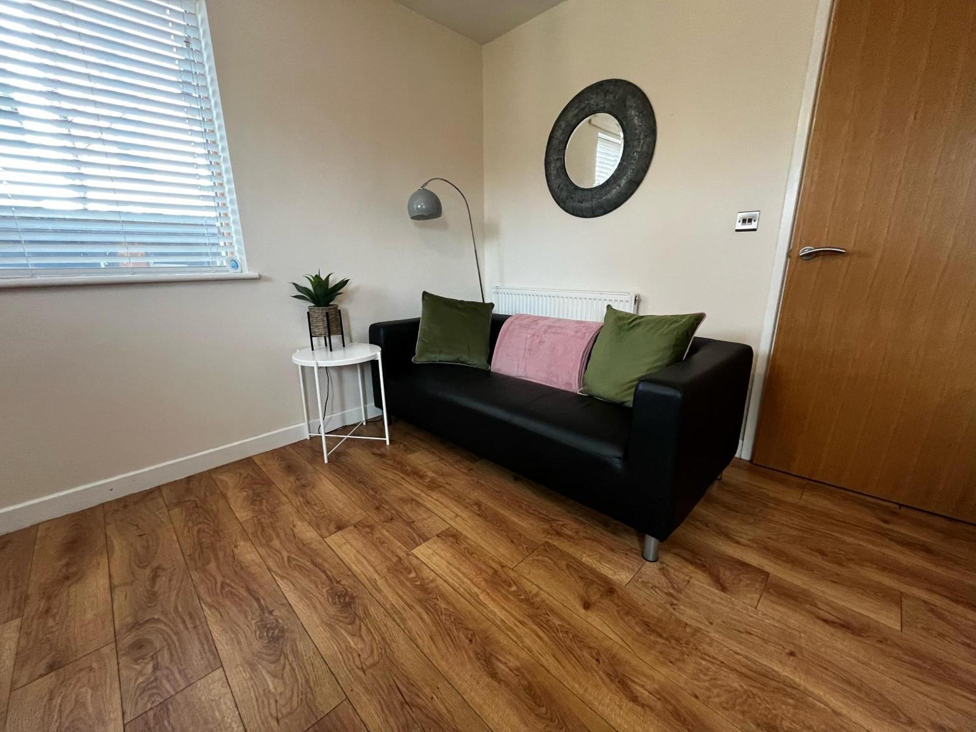 Three Bedroom Townhouse With Parking เทลฟอร์ด ภายนอก รูปภาพ