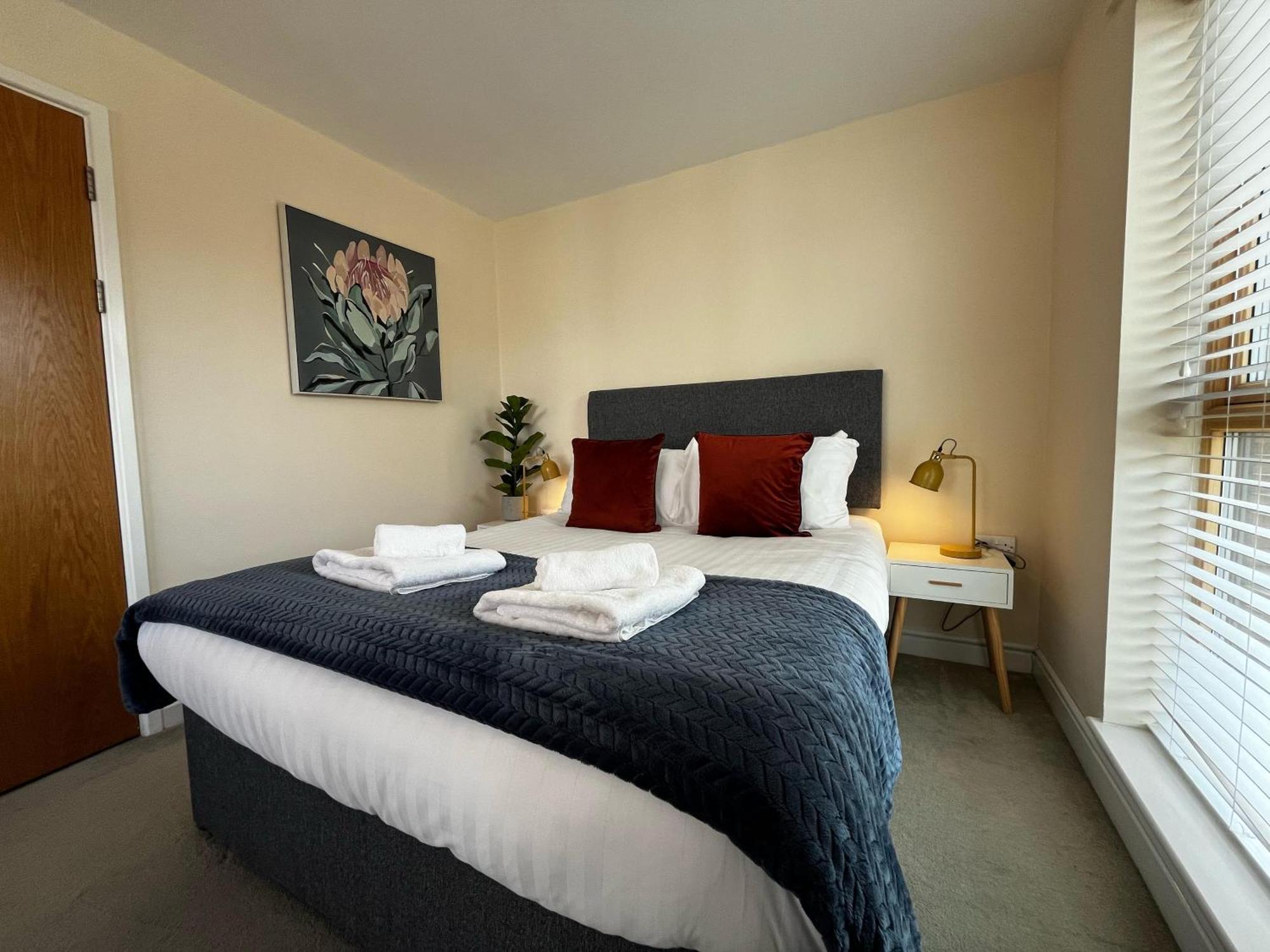 Three Bedroom Townhouse With Parking เทลฟอร์ด ภายนอก รูปภาพ