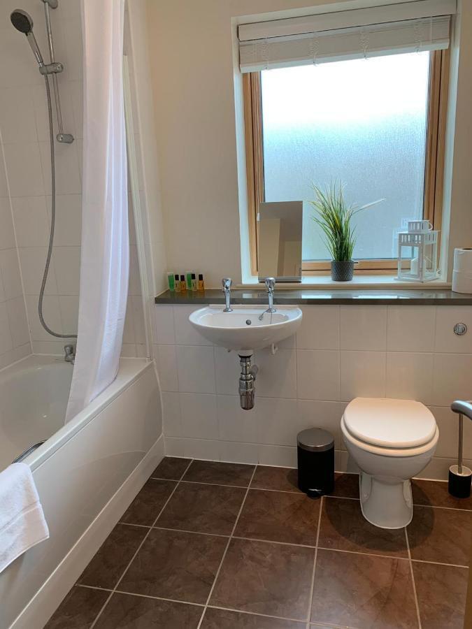 Three Bedroom Townhouse With Parking เทลฟอร์ด ภายนอก รูปภาพ