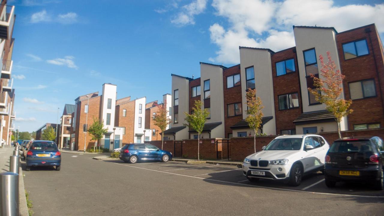 Three Bedroom Townhouse With Parking เทลฟอร์ด ภายนอก รูปภาพ
